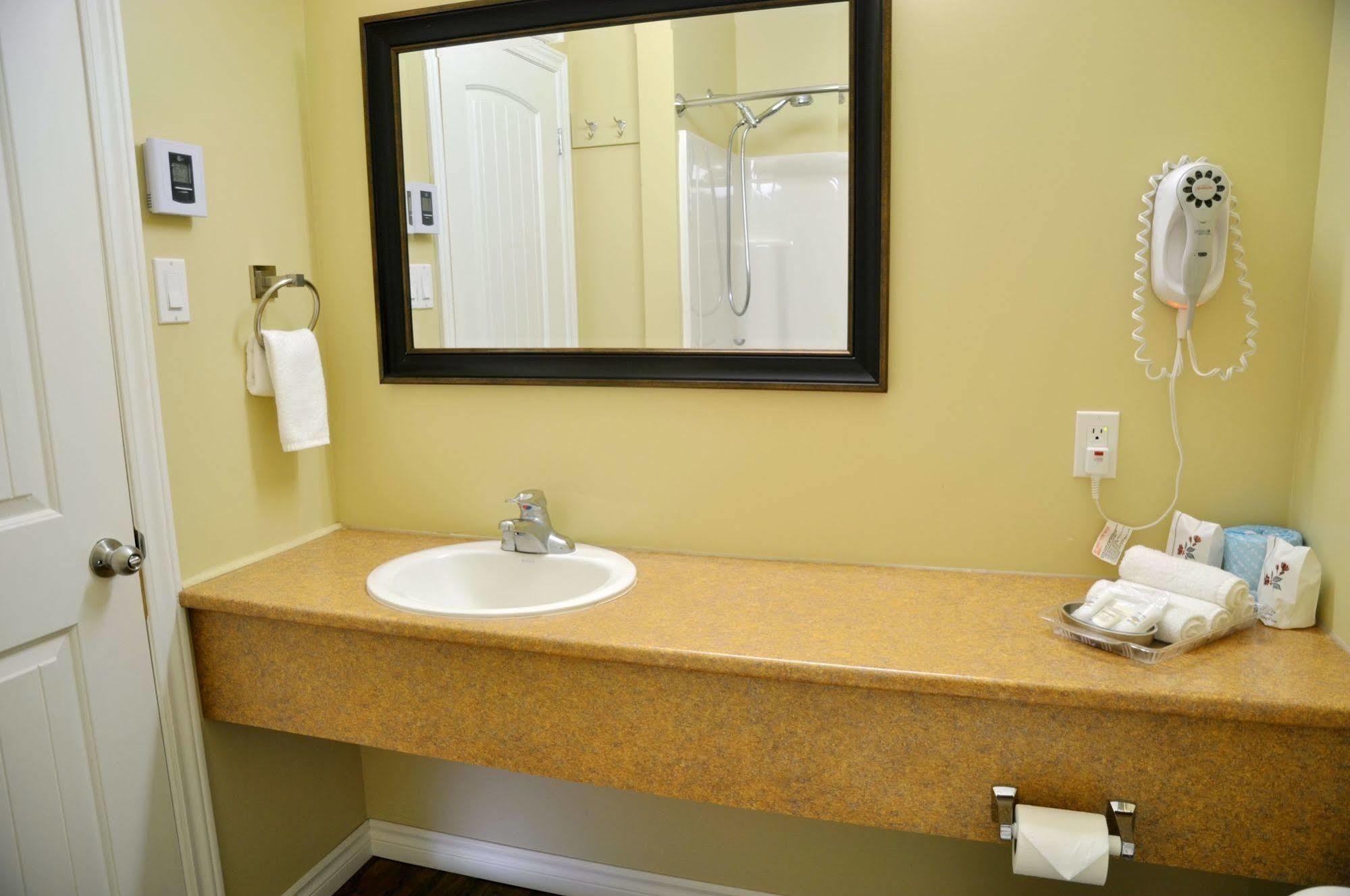 Motel des Cèdres Sherbrooke Esterno foto